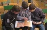Ребята рассматривали с интересом книги с выставки
