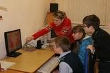 Воспитанники художественного отделения на занятии компьютерной графикой