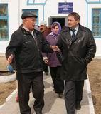Даже по окончании встречи сельчане продолжали задавать вопросы главе района