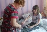 Благодаря усилиям китайских врачей Виктория теперь может не только сидеть, но и передвигаться на ходунках