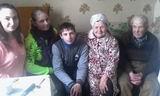 Волонтёры ударно поработали во дворе ветерана войны Алексея Ивановича Лутченко, а потом пообщались с его семьёй