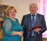 Заведующая детским садом Татьяна Колесникова принимает поздравления от Владимира Квитченко