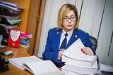Основная часть объёма работы сотрудника прокуратуры – подготовка к процессам, составление ответов на жалобы и запросы граждан (на фото – зампрокурора Дарья Аргунова)