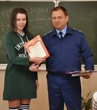 Прокурор Ханкайского района Владимир Прихожденко вручил грамоту ученице 9 класса Камень-Рыболовской школы №2 Арине Лесковой, занявшей третье место в конкурсе рисунков
