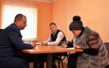 Прокурор района Владимир Прихожденко и глава Ильинского поселения Александр Гусарчук помогли Светлане Турик составить заявление