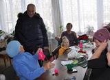 В селе Майское депутат случайно попал на заседание клуба «Кудесница». Местные рукодельницы с гордостью продемонстрировали ему свои работы, а заодно рассказали о жизни села