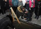 Народ потянулся к купели, чтобы зачерпнуть крещенскую воду вместе с сошедшей на неё благодатью. Многие умывали этой водой своих детей