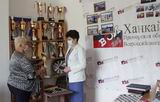 Председатель совета по спорту районного общества инвалидов Надежда Гоменюк (слева) с гордостью показала главе Ханкайского района Аэлите Вдовиной спортивные награды, полученные членами общества по итогам различных соревнований